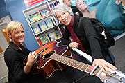 Helene Fischer signierte bei Hugendubel u.a. eine Gitarre (©Foto. Martin Schmitz)